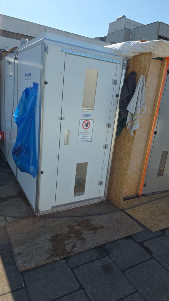Freigelegte Unterkonstruktion nach dem Fassadenrückbau