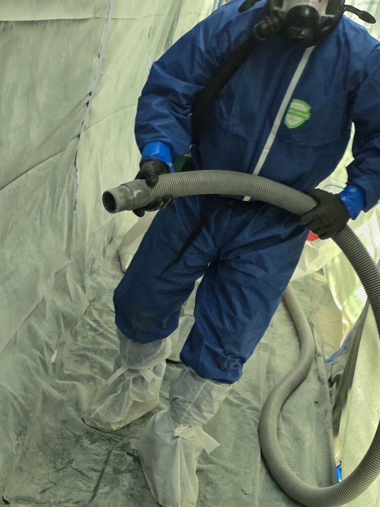 Entfernte Bodenplatten während einer kontrollierten Bodensanierung