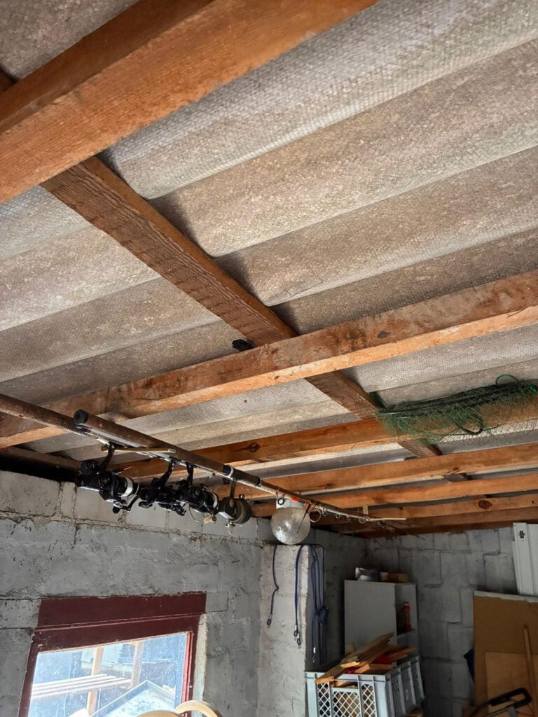 Ältere Faserzementplatten auf einer Dachfläche vor der Demontage