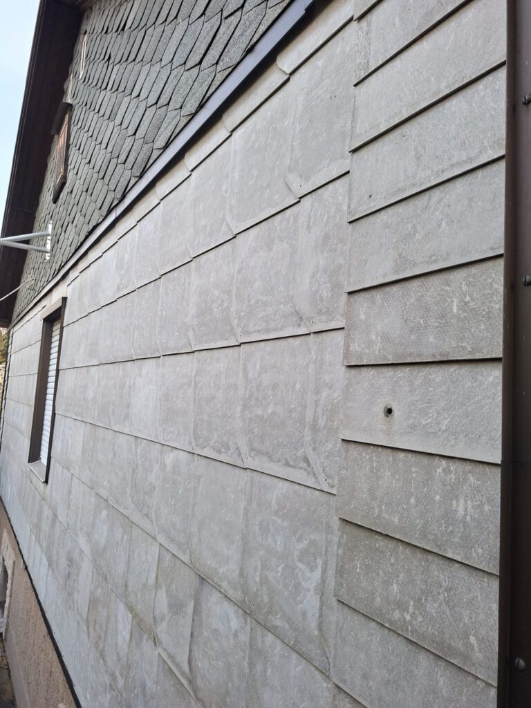 Ältere Fassadenplatten an einem Gebäude vor dem Rückbau
