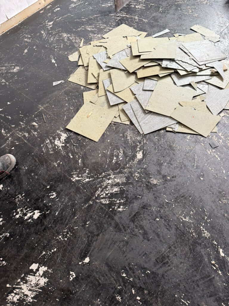 Vorbereiteter Bodenbereich während einer Sanierungsmaßnahme