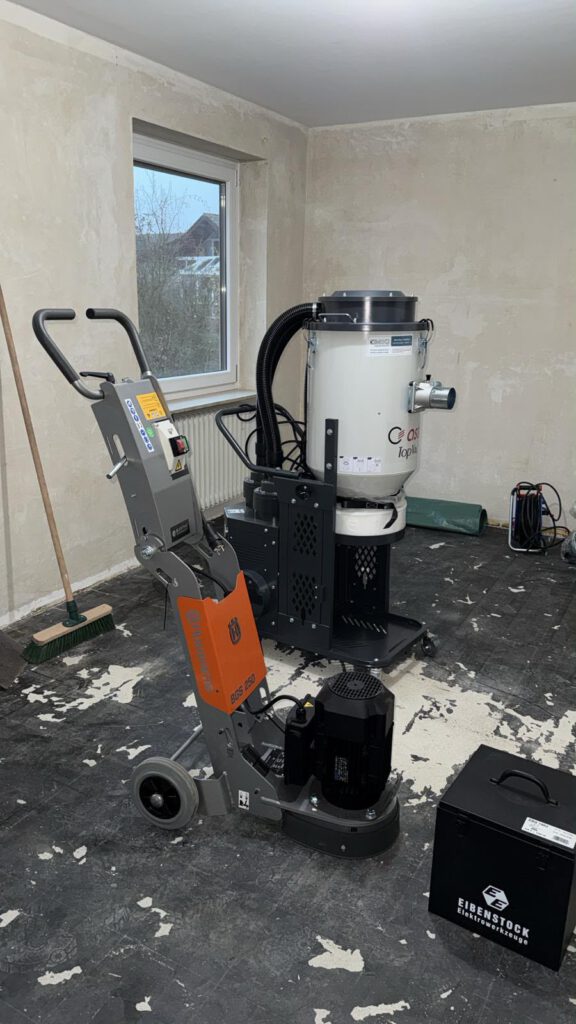 Ausgebaute Bodenplatten innerhalb eines vorbereiteten Arbeitsbereichs