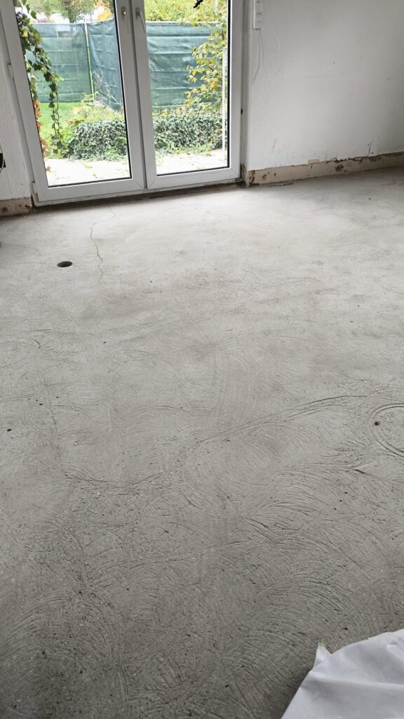 Sanierter Asbestboden in einem Innenraum mit Glastür