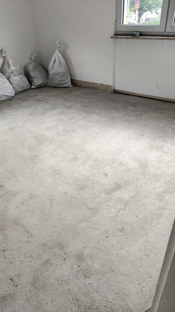 Kellerraum mit verpacktem Asbestboden-Material in Säcken