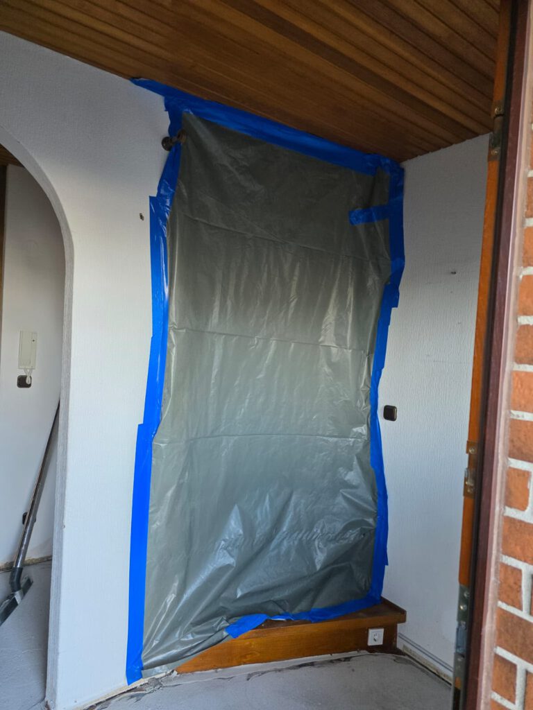 Mit Folie und Klebeband abgedeckter Innenraumabschnitt bei Asbestsanierung
