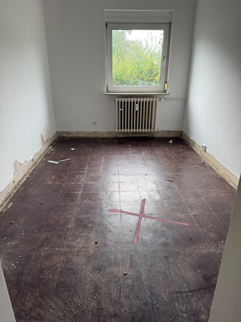 Asbestboden mit rotem Kreuz im Raum vor Fenster
