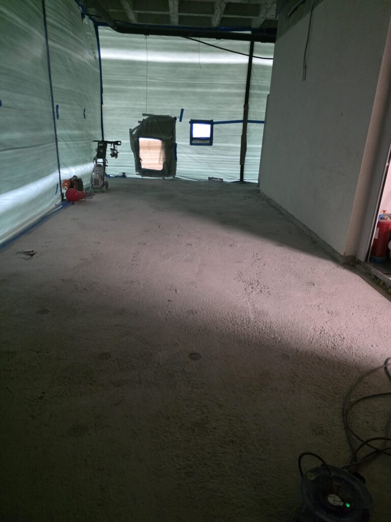 Staubgeschützte Baustelle mit Betonboden bei Asbestsanierung