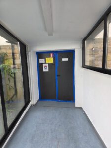 Tür mit blauer Folie abgesichert für Asbestsanierung