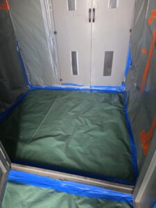 abgeklebte Asbestboden-Schutzfolie in einem Raum