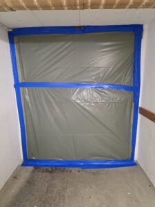 Innenraum mit abgegrenztem Bereich für Asbestsanierung mit blauer Folie