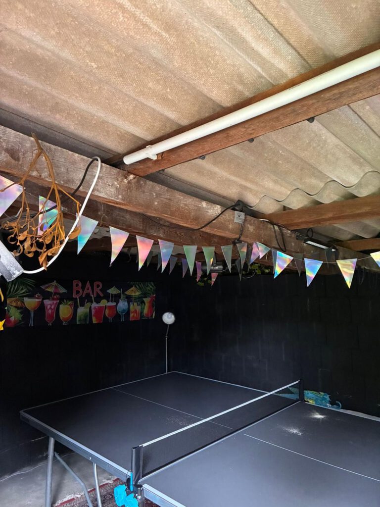 Asbest-Wellplatten als Decke in einem Raum mit Tischtennisplatte