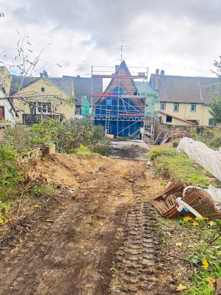 Haus mit Gerüst und Schutzfolie bei Asbestsanierung