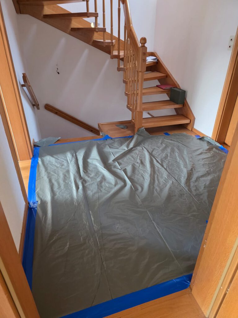 Abgedeckter Bereich mit Schutzfolie vor Treppe bei Asbestsanierung
