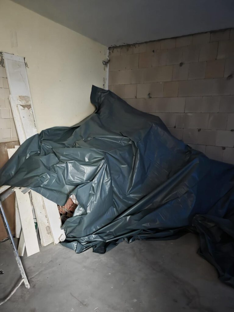 Verhüllte Asbestplatten in einem Raum während der Asbestsanierung