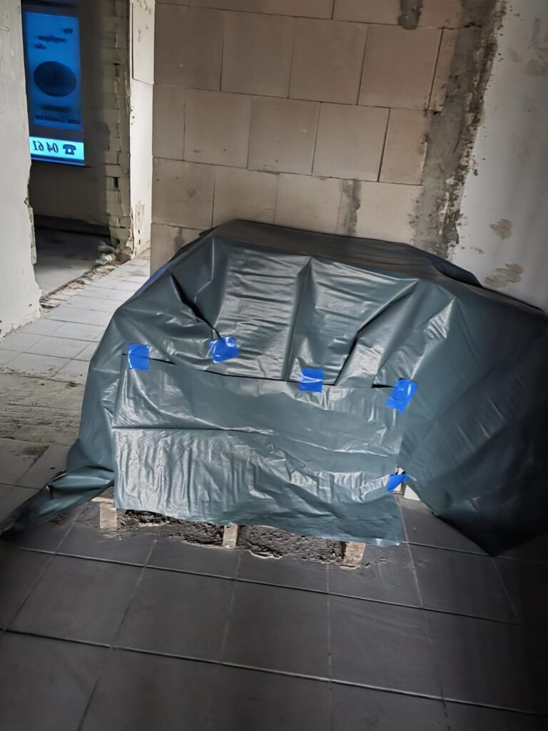 Abgedeckte Stelle im Innenraum zur Asbestsanierung