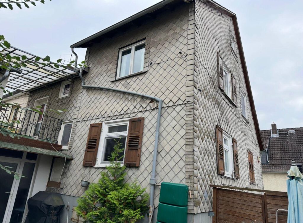 Wohnhaus mit Fassadenverkleidung aus Asbestplatten