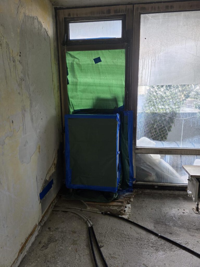 Abgedeckter Bereich im Raum für Asbestsanierung mit Schutzfolie