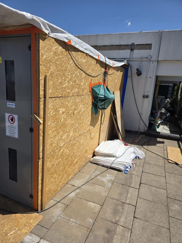 Abgeschirmter Bereich mit Holzwand für Asbestsanierung