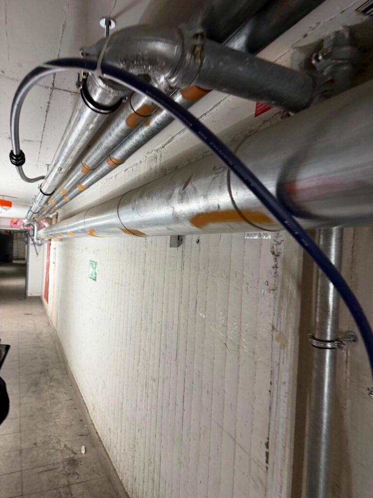 Rohrdämmung mit Asbest im Keller eines Gebäudes